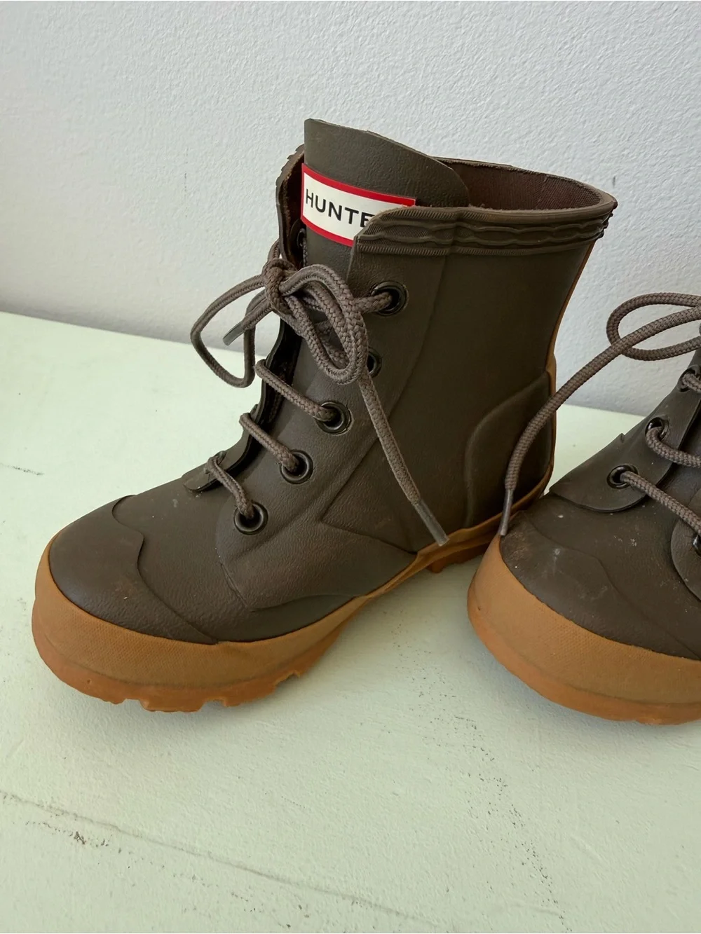 Hunter Kids Dark Gray and Tan Lace-Up Rain Boots with Gum Sole Boys 9/Girls 10